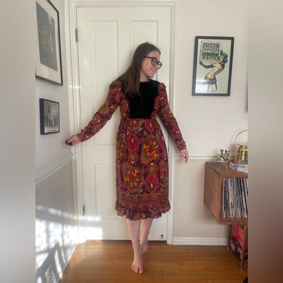 70s Vintage Young Innocent Midi Length Prairie Dress w Red Paisley and Velvet - Picture 3 of 9